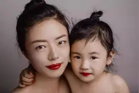 给4岁女儿化妆，拍裸照，本以为父母很坏，不料却获众人支持图片
