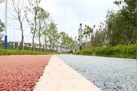 草海东岸现“彩色环湖路”市民期盼早日通车图片