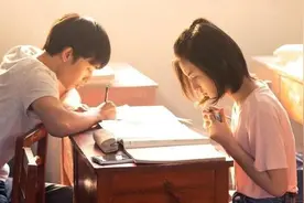 异性同桌跟你感情如何，三个细节说明一切，班主任：注意保持距离图片