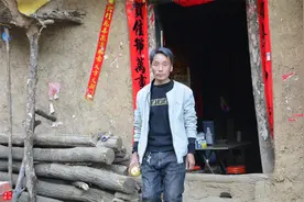 兄弟俩深山护林住草屋，种20亩玉米换面吃，因一个信念拒绝出山图片