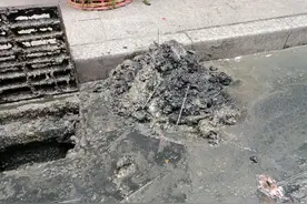 全国文明城市整改攻坚进行时·网络问政 | 咋又堵了？贵阳路边下水道竟成了餐馆“潲水桶”图片