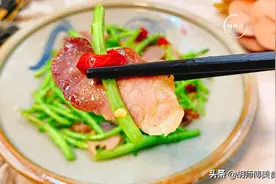 炒腊肉时，洗净后不能直接炒！少了这2步，腊肉很硬，香味还不足图片