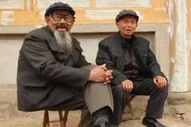 老祖宗忠告：“一人不进庙，两人不观井，三人不抱树”，啥意思？图片