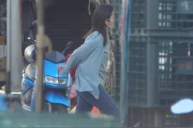 Selina素颜做理疗，手握4栋房产总值4亿，失婚后被小7岁鲜肉追求图片