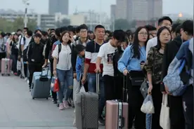 异想天开！6000华人宣誓加入美国，现在看到祖国强大了，又想回来图片