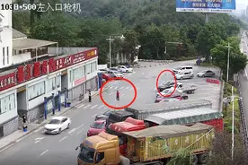 男子着急上厕所忘拉手刹“车直接就滚下去了”当时车上还有人图片
