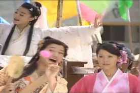 美女简直像仙女下凡，化妆成一个观音娘娘游街，这模样美极了视频封面