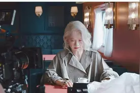 戚薇逼真老年妆曝光，满头白发皱纹多老态尽现，李承铉仍爱她如初图片