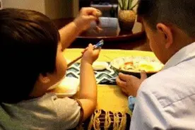 二胎家庭面临四个困境，平衡关系“很难缠”，从怀孕起就得面对图片