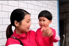 2岁女孩成"猪蹄宝宝"，上幼儿园被同龄孩子嘲笑，网友：心疼图片