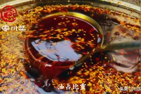 红油色香味关键是油温和调料，辣椒油靠传统工艺搭配和处理辣椒，图片