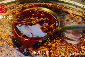 红油色香味关键是油温和调料，辣椒油靠传统工艺搭配和处理辣椒，图片