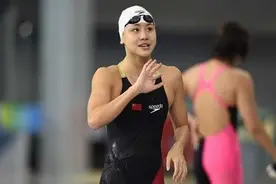 女运动员胸前很“平”都是假象，与生活照反差大，衣服是主因图片