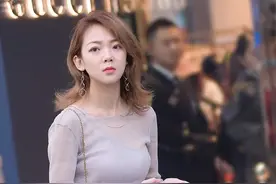 美女不当“明星”可惜了！颜值身材全在线，一身紫色穿搭温柔时尚图片