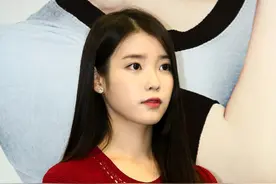 IU身穿红色针织连衣裙，尽显小女人的性感成熟图片
