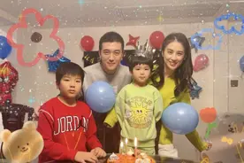 黄圣依晒全家福为小儿子庆生，安迪身高直追杨子，兄弟俩越长越像图片
