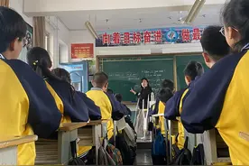 怒赞！河南女老师发生意外后拄双拐给学生们上课，背后原因令人感动图片
