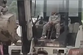 惊呆了！浙江3岁男娃开挖掘机通过两条街！老爸在旁指挥图片