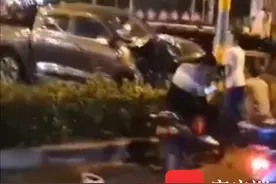 事发海口海盛路！皮卡车撞倒电动车后司机弃车离开 交警已介入调查图片
