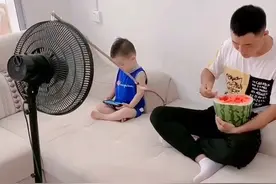 “最懒爸爸”火了，用电风扇喂儿子吃西瓜！网友：不当科学家可惜图片