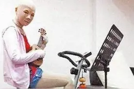 女孩遭遇车祸烧伤被毁容，戴头套生活4年，摘下后观众鸦雀无声图片