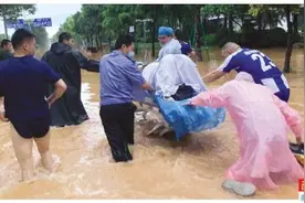 二胎妈妈雨夜临产 医务人员趟水营救图片