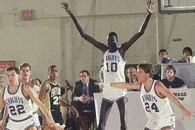 NBA有哪些球员的身体构造异于常人：伊巴卡的长度，波什的脖子图片