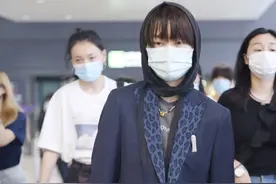 周笔畅霸气现身阵仗大，被指携带6个助理8个保镖，疑比粉丝还要多图片