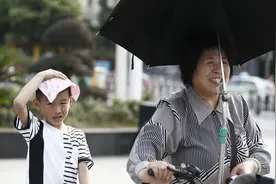 河南90岁老人被困暴雨中！路人冲出递伞：被他儿子的孝心所打动图片