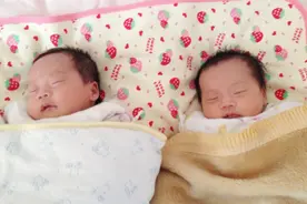 同样是老人带娃，一个养在城里一个养在乡下，两年后俩娃差距明显图片