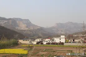 76岁老夫妇退休进山过二人世界，种菜养花与世无争，把生活过成诗图片