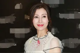 李嘉欣又翻车，一袭白色纱裙够轻盈，偏要穿“踩脚袜鞋”降低品味图片