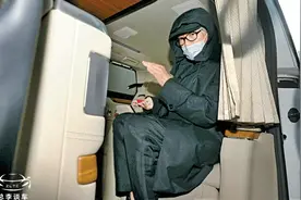 周星驰换车了，座驾比以前的车贵20多万，不过依旧低调图片