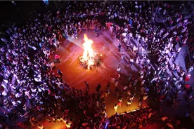 遵义平正乡 彝族火把节上2000人狂欢图片