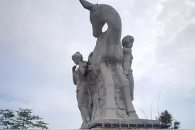 不差钱的亲戚问：海南购房，是海口好，还是三亚好？图片