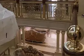 参观周杰伦和昆凌的豪宅，栏杆扶手都做了镀金，客厅有大理石柱子图片