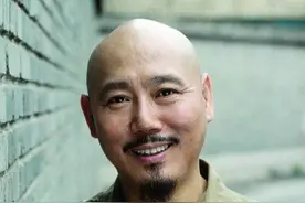 李成儒自住故宫旁四合院，儿子蜗居18平胡同房，他是无情父亲？图片