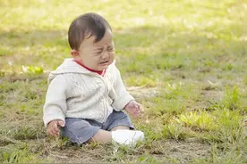 孩子摔倒了，越哄哭的越厉害？聪明的父母这样处理图片
