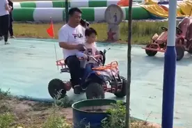 山东德州：儿子骑越野摩托载着爸爸往沟里开，一旁妹妹的表情亮了图片