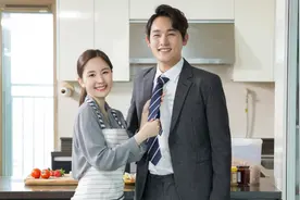 新婚老公要求和老婆实行AA制，老婆：没问题，但必须约法三章图片