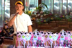 夜经济红人秀｜斜杠青年玩抖音，变身夜市“荧光棒小王子”图片