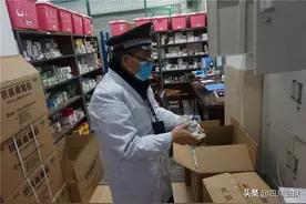 战“疫”·人物 | 58岁的他，带着“双J管”去上班图片
