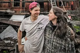 英国情侣误买百年废弃的老宅，修了两年半时间，还不能入住图片