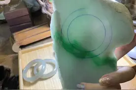 一块木那翡翠原石起货阳绿色手镯，漂亮了图片