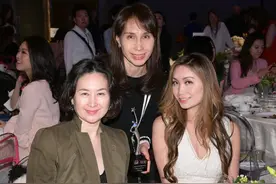 何鸿燊26岁外孙女公开喜讯，已答应外籍男友求婚，何猷君直呼惊喜图片