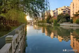 晨光中无锡古运河旁，小路、垂柳、静静流淌的小溪，宛如一幅油画图片