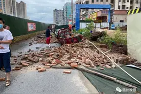 突发！八一四大道一围墙倒塌，多人被砸！图片