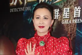 刘嘉玲这回穿得真“喜庆”，红色波点连衣裙复古时髦，贵妇范很足图片