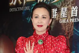 刘嘉玲这回穿得真“喜庆”，红色波点连衣裙复古时髦，贵妇范很足图片