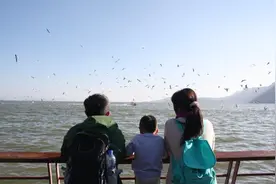 警察联系走丢孩子家长，听到名字，警察乐出声："天气预报"啊图片